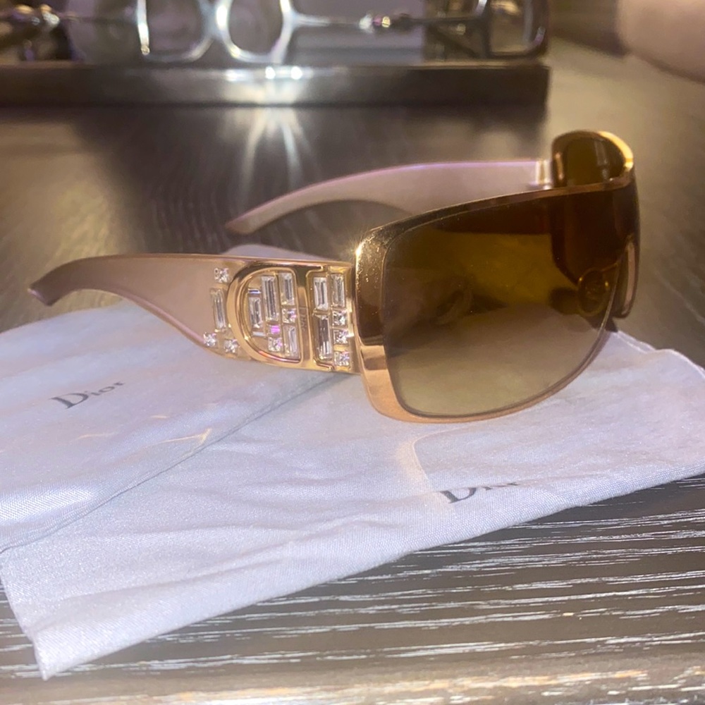 Women’s Dior Sun Glasses like new!!
